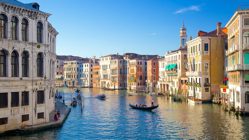 Venise et environs mettant en vedette riviĂšre ou ruisseau et patrimoine architectural