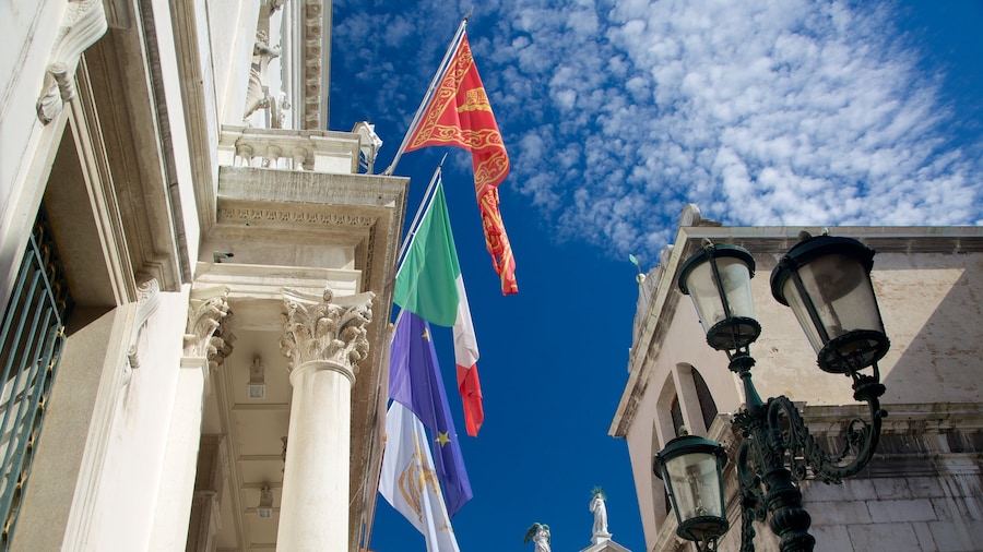 Teatro La Fenice mostrando una ciudad y patrimonio de arquitectura