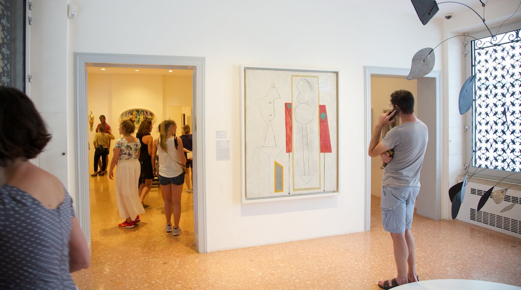 Peggy Guggenheim-museet som viser kunst og innendørs i tillegg til en liten gruppe med mennesker