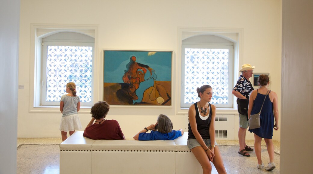 Museo Guggenheim que incluye vista interna y arte y también un pequeño grupo de personas