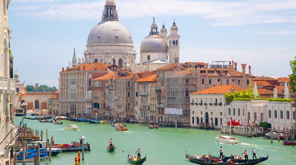 Ponte dell\'Accademia toont historische architectuur, een kuststadje en een rivier of beek