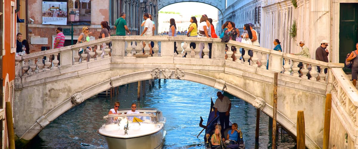 Puente de los Suspiros que incluye patrimonio de arquitectura y un puente y también un gran grupo de personas