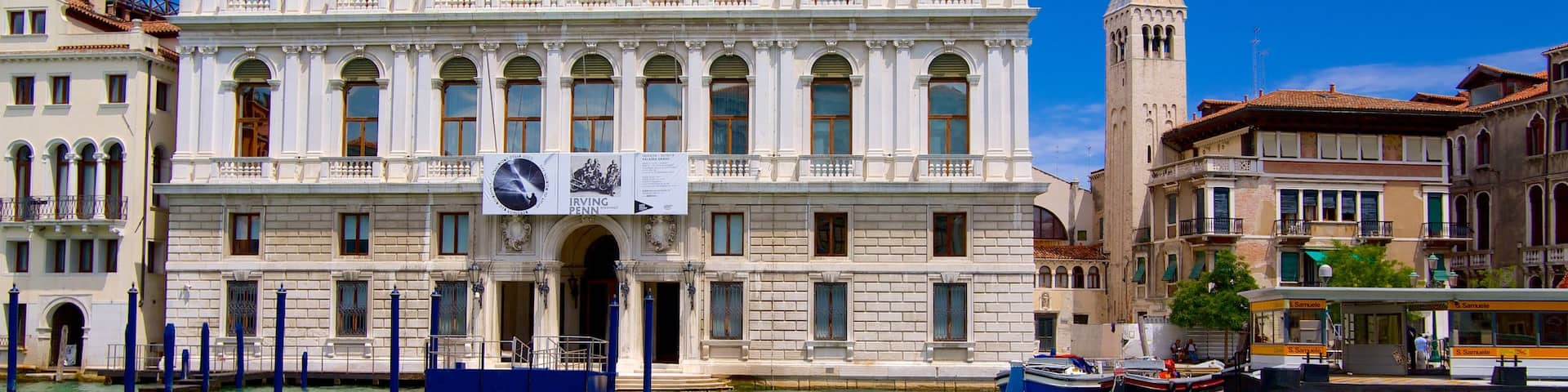 Palazzo Grassi mit einem historische Architektur und Fluss oder Bach