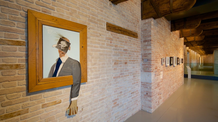 Punta della Dogana que incluye vista interna y arte