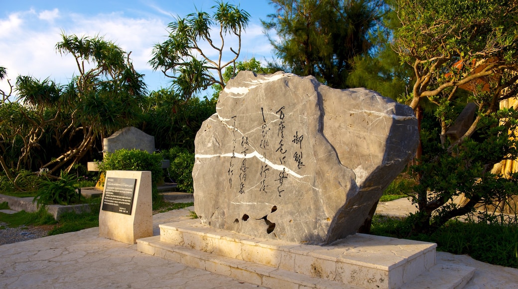 Cape Manza showing outdoor art and a monument