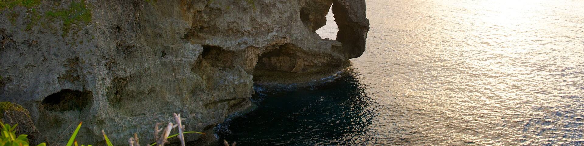 Cape Manza showing a sunset and rocky coastline