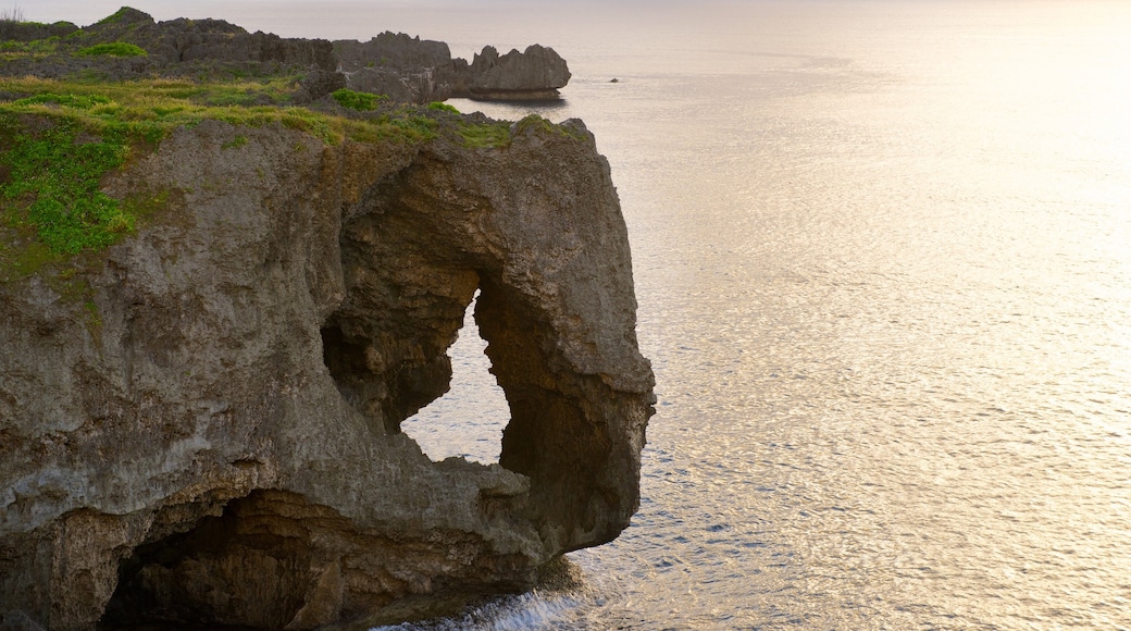 Cape Manza caracterizando litoral rochoso e um pôr do sol