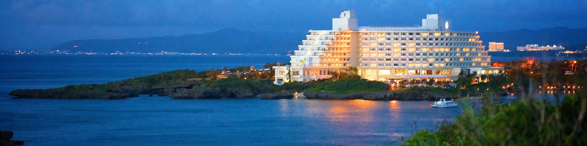 Cape Manza mostrando un hotel y escenas nocturnas