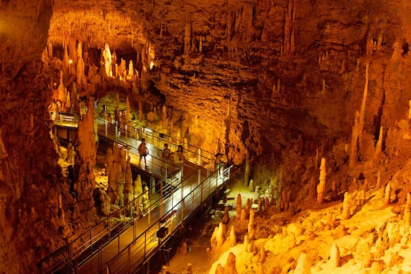 Okinawa mettant en vedette vues intérieures, grottes et spéléo