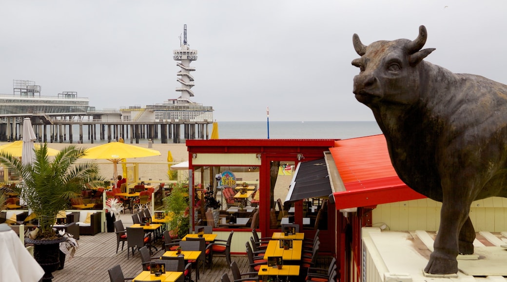 Scheveningen-piren som visar en staty eller skulptur och utomhuskonst