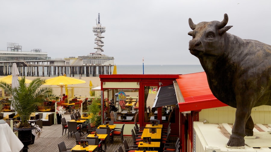 Scheveningen Kaj som viser en statue eller en skulptur og udendørs kunst