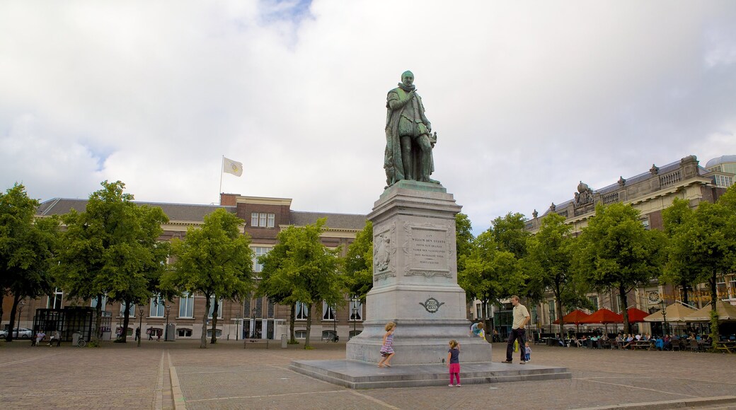 Plein inclusief een standbeeld of beeldhouwwerk en een plein