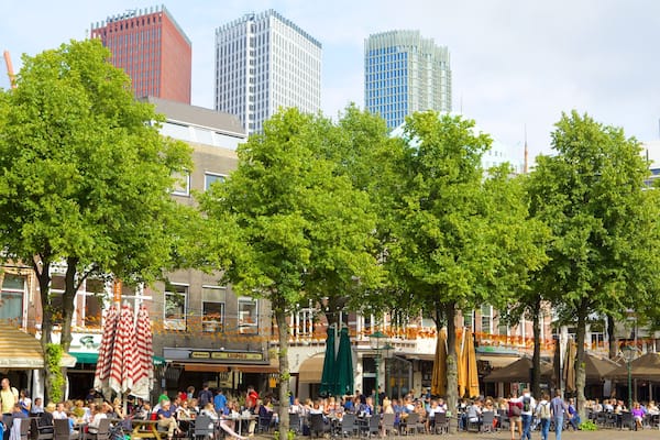 Plein which includes street scenes and outdoor eating