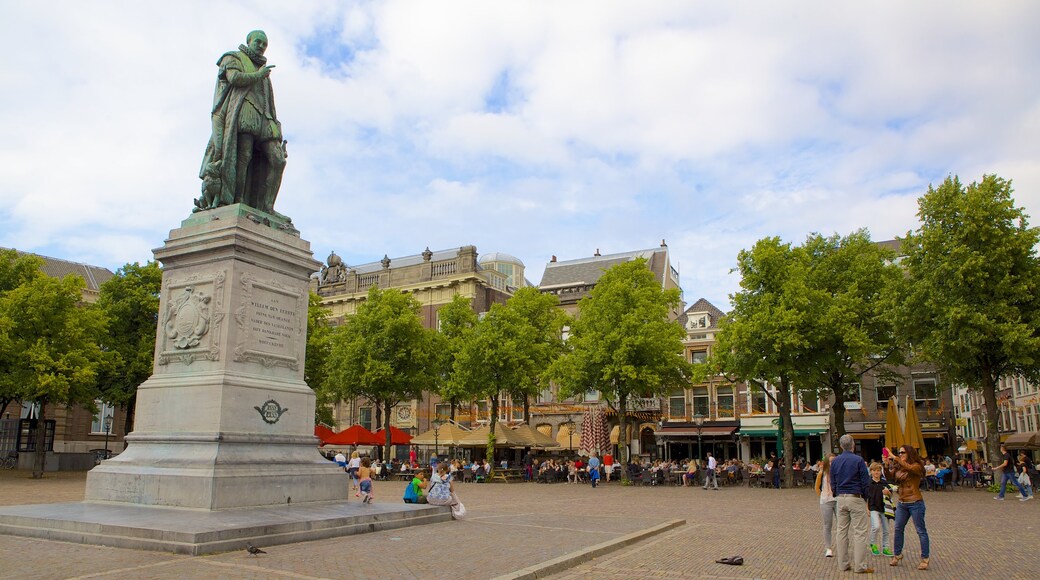 Plein inclusief een standbeeld of beeldhouwwerk, een monument en een stad