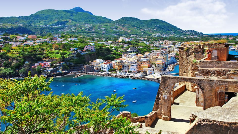 Ischia qui includes bâtiments en ruines, baie ou port et patrimoine architectural