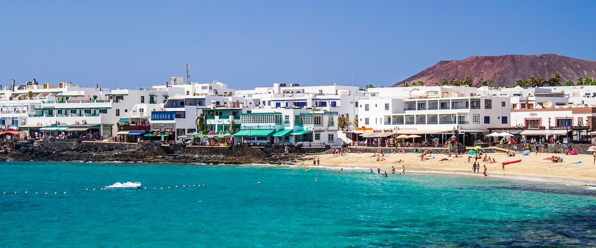 Lanzarote johon kuuluu luksushotelli tai lomakeskus, hiekkaranta ja rannikkokaupunki