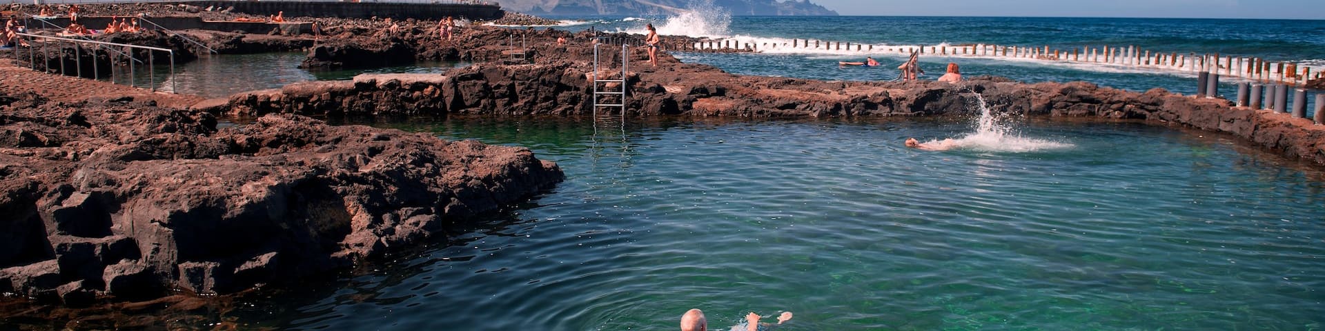 Agaete montrant baignade et cĂŽte rocheuse aussi bien que homme