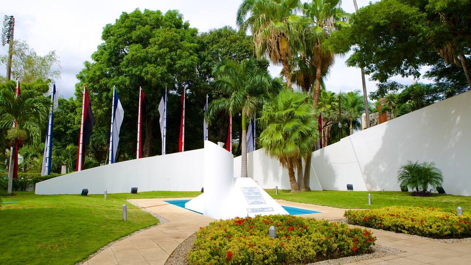 Managua which includes outdoor art, a garden and a memorial