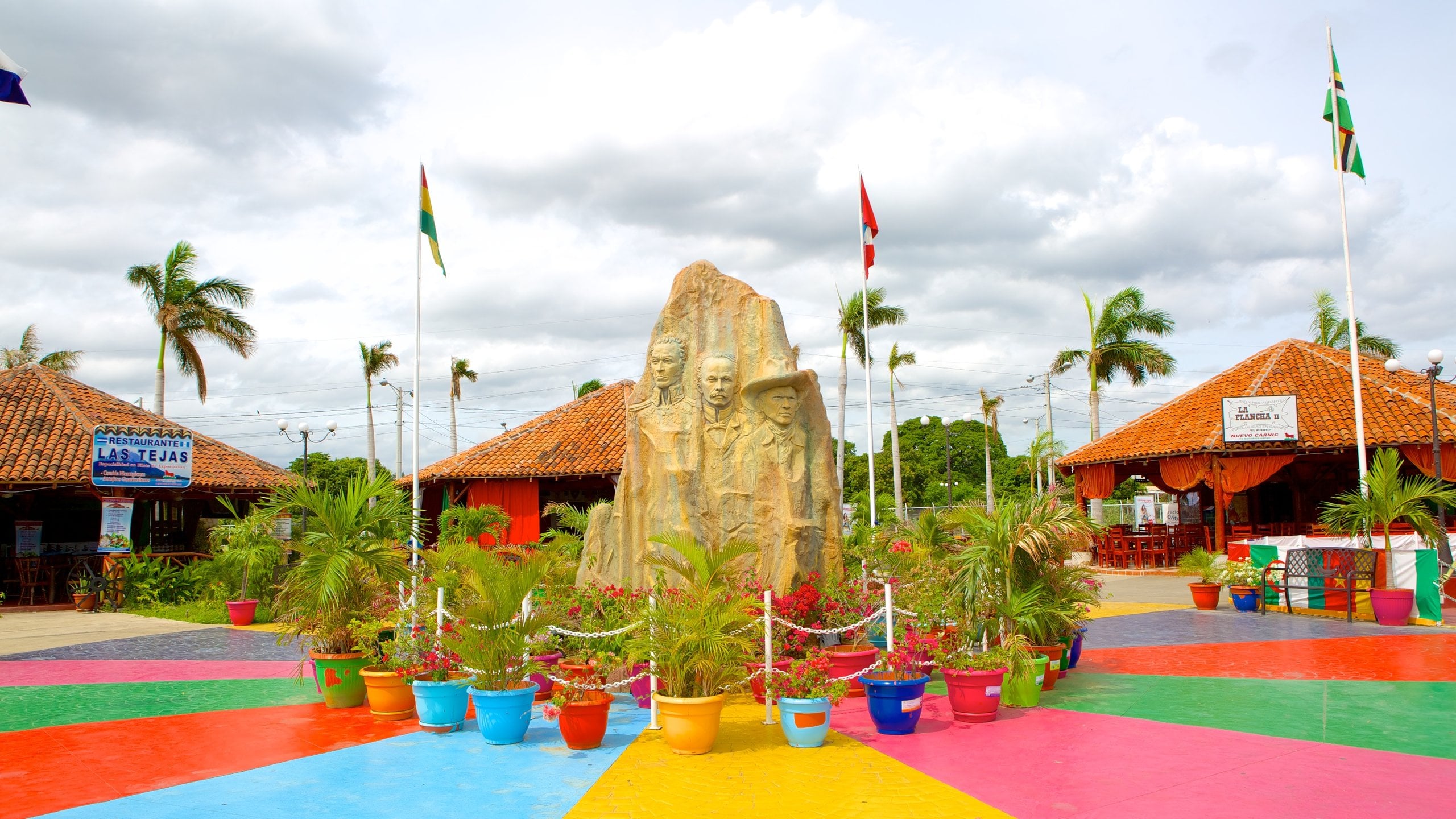 Managua mostrando un monumento y flores
