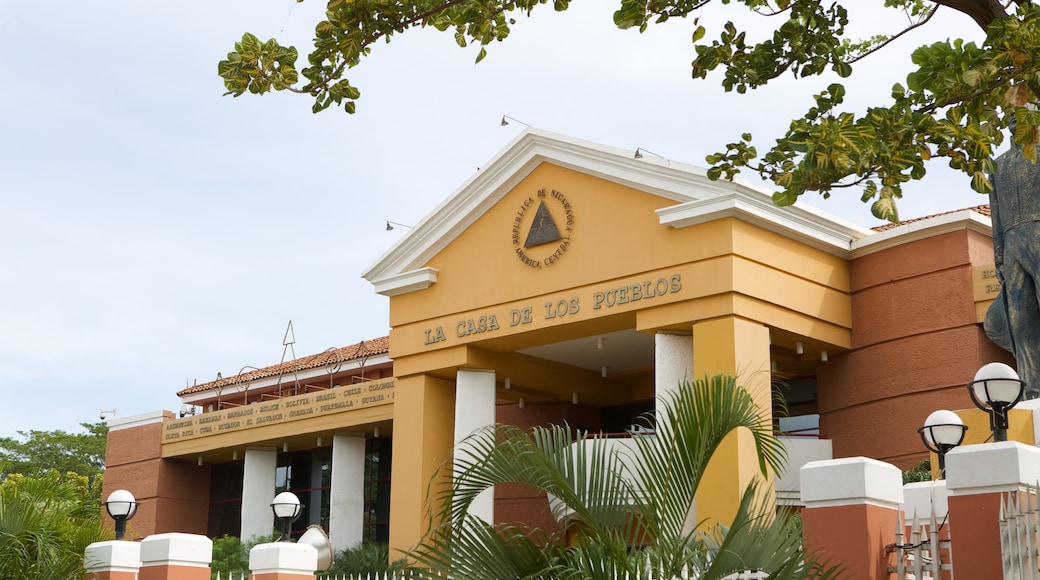 Casa Presidencial mostrando un edificio administrativo