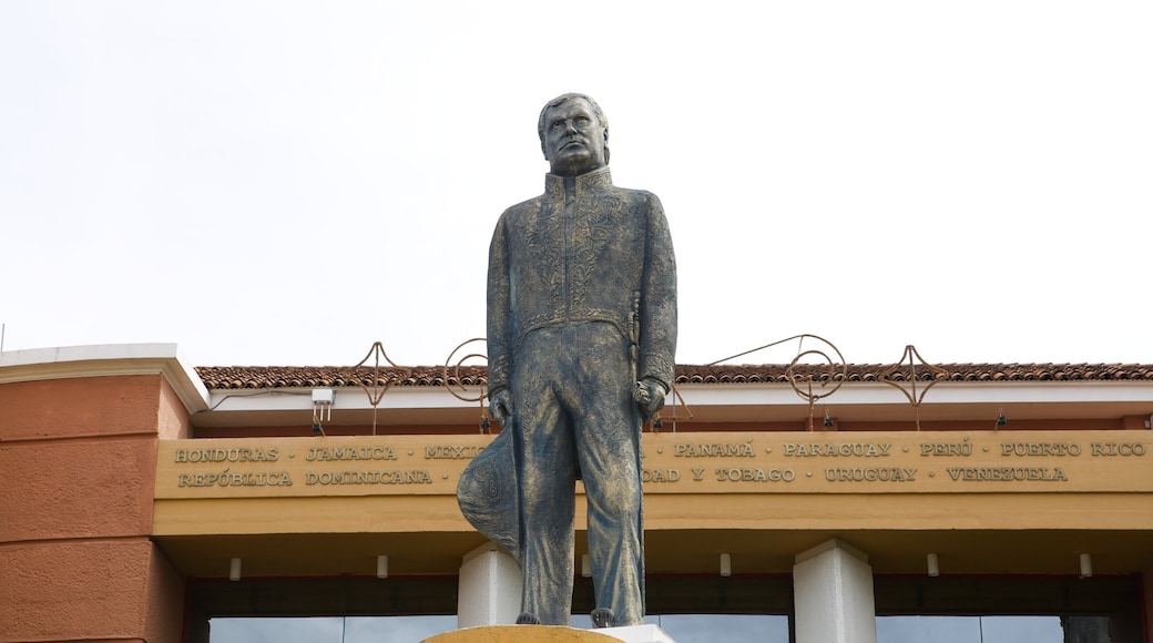 Casa Presidencial toont een standbeeld of beeldhouwwerk en een monument