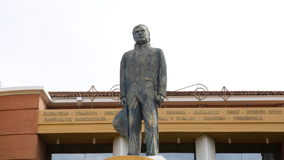 Casa Presidencial which includes a monument and a statue or sculpture
