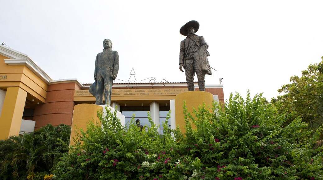 Casa Presidencial inclusief een standbeeld of beeldhouwwerk