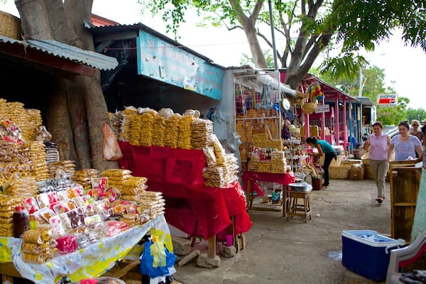 Mercado Carlos Roberto Huembes which includes street scenes and markets