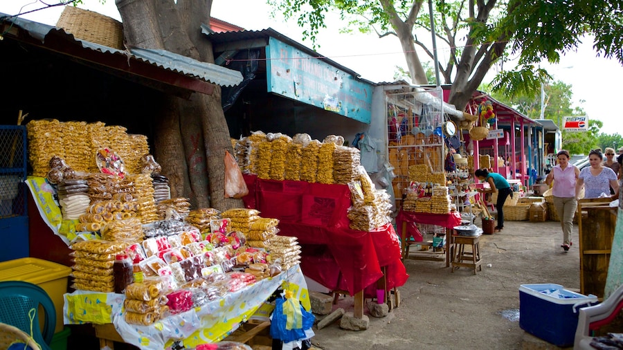 Mercado Carlos Roberto Huembes showing markets and street scenes