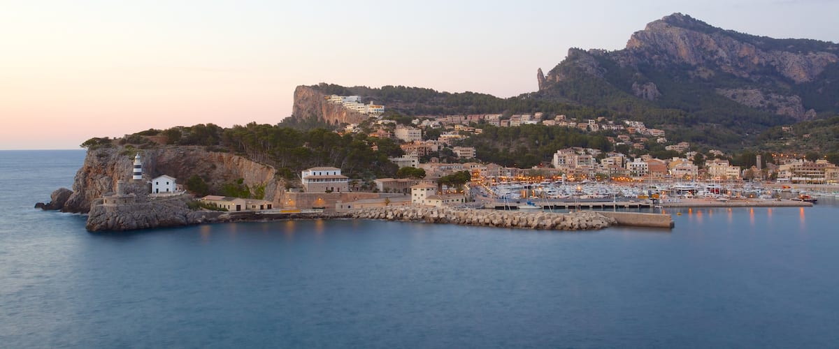 Faro del puerto de Sóller mostrando vistas generales de la costa, una ciudad costera y una bahía o puerto