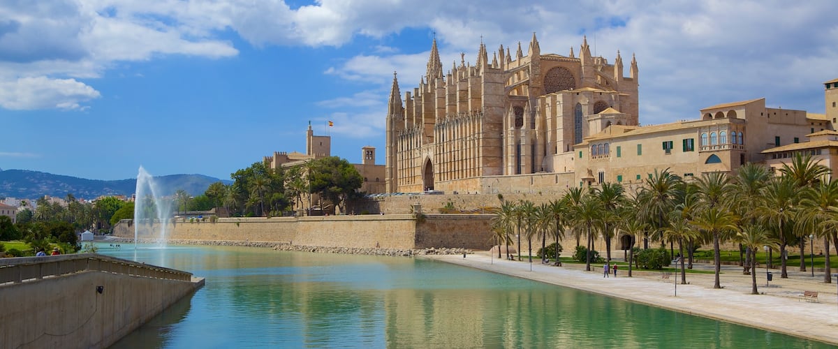 Parque del Mar que incluye patrimonio de arquitectura, una iglesia o catedral y un río o arroyo
