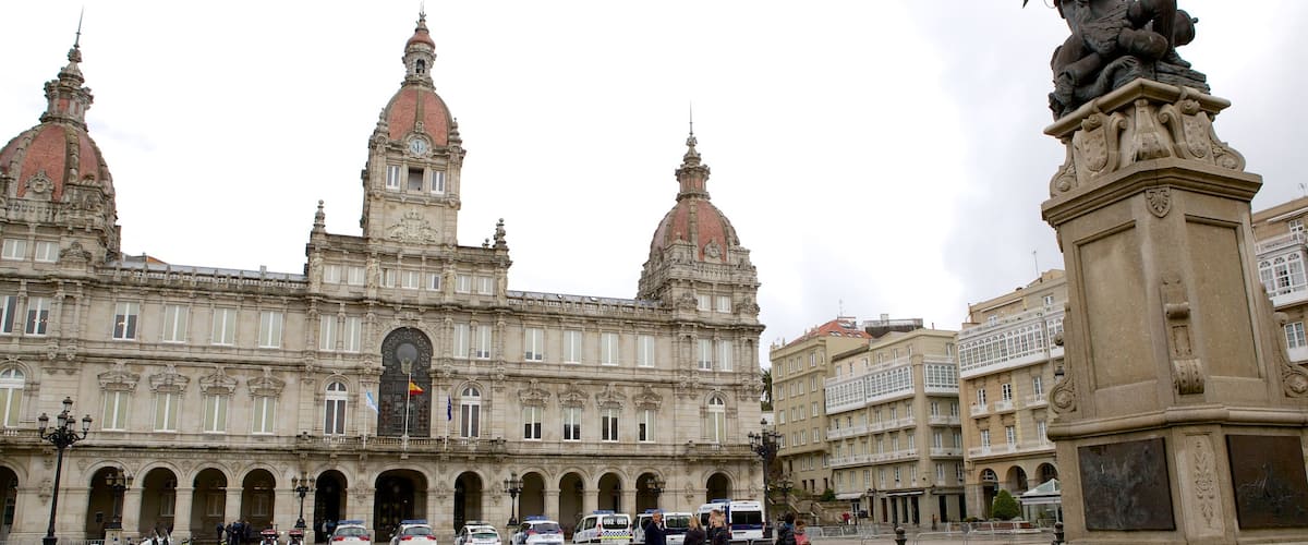 Galicia mostrando una estatua o escultura, patrimonio de arquitectura y un parque o plaza