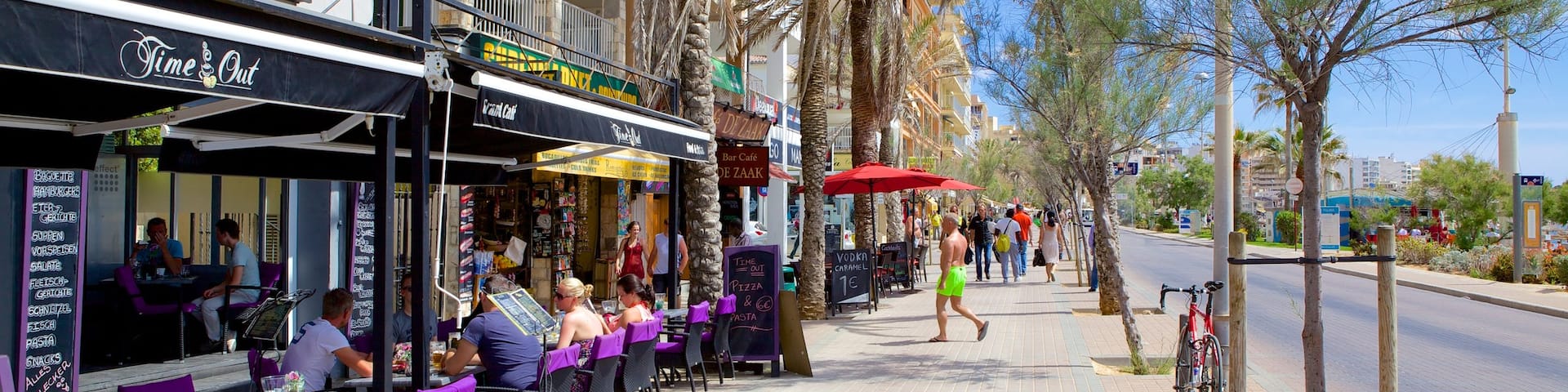 El Arenal showing street scenes