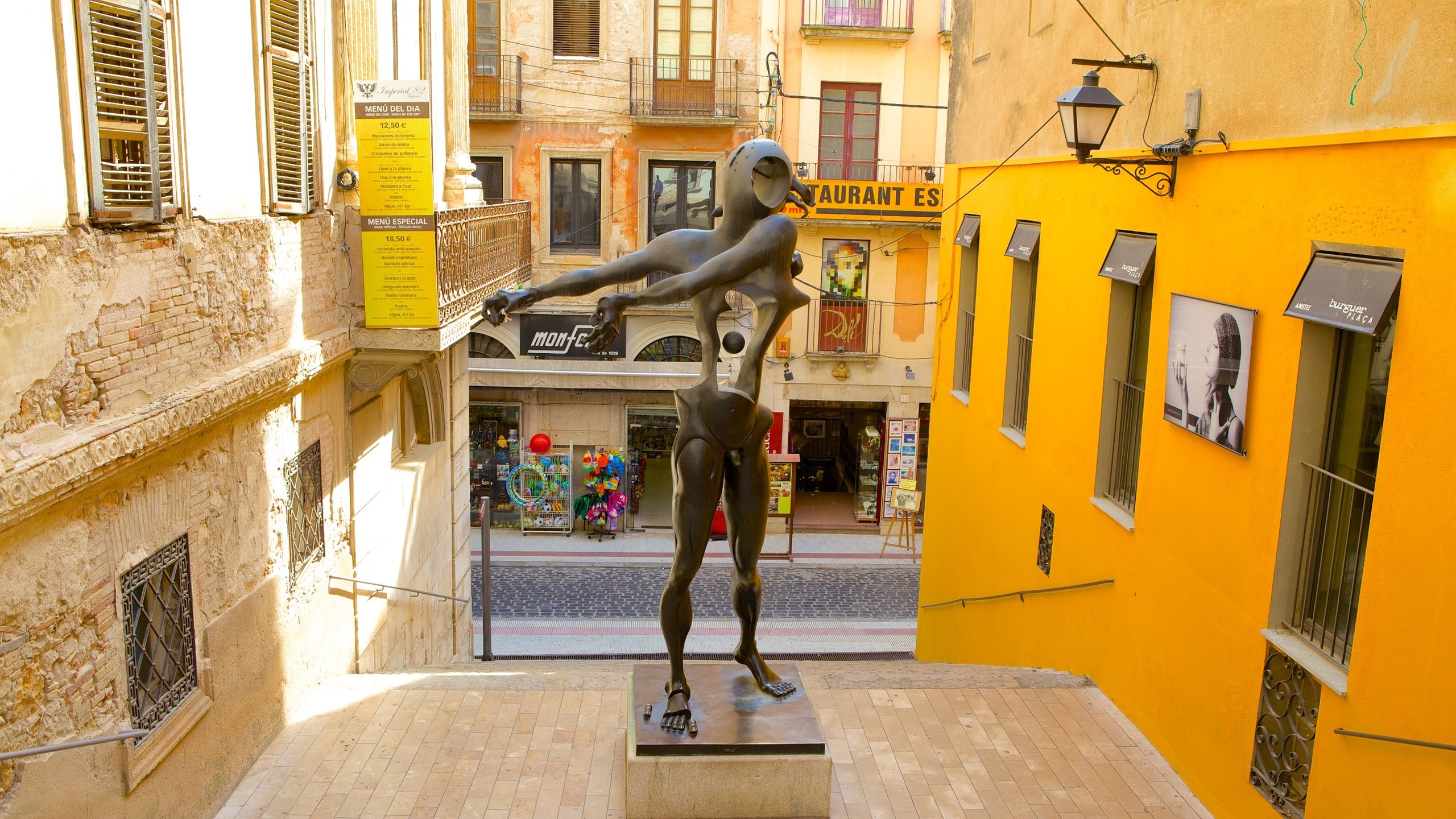 Figueres que incluye escenas urbanas, arte al aire libre y una estatua o escultura