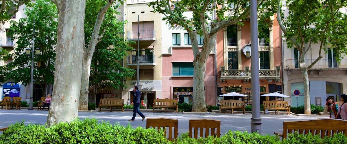 Figueres showing a house and street scenes