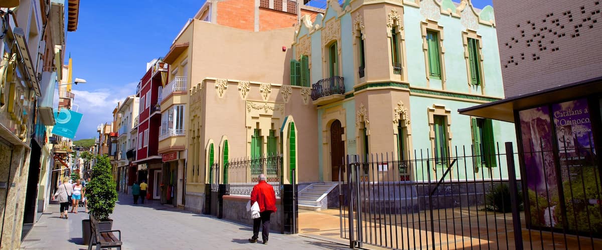 Malgrat de Mar som inkluderar historisk arkitektur, en liten stad eller by och gatuliv