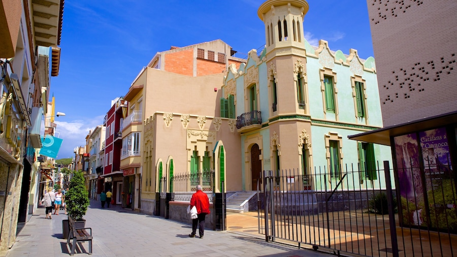 Malgrat de Mar ofreciendo una pequeña ciudad o aldea, arquitectura patrimonial y imágenes de calles