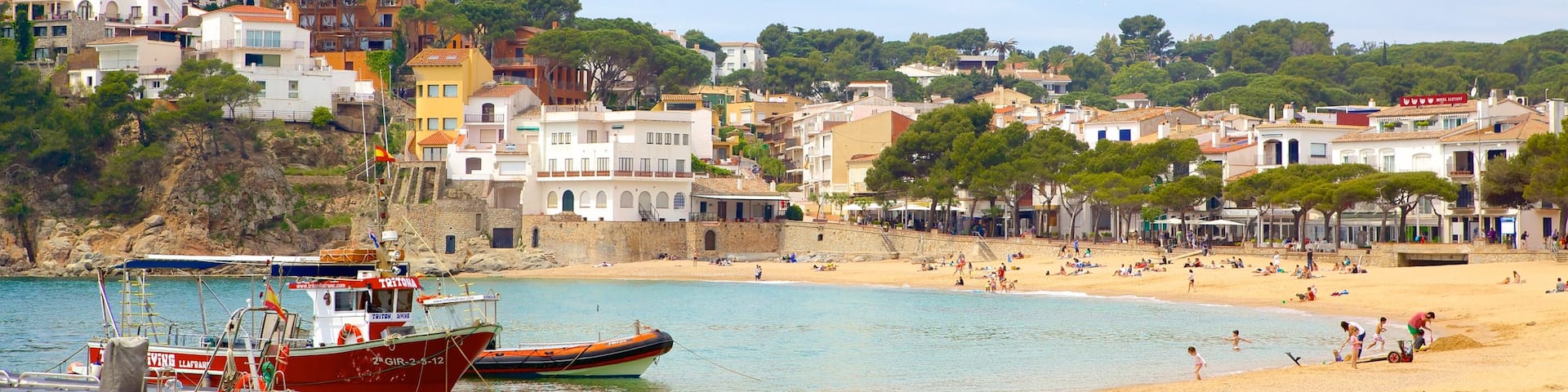 Llafranc showing a coastal town and a beach