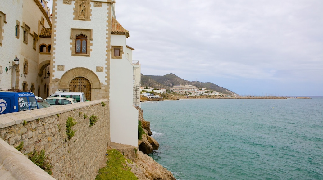 Sitges mostrando litoral acidentado e arquitetura de patrimônio