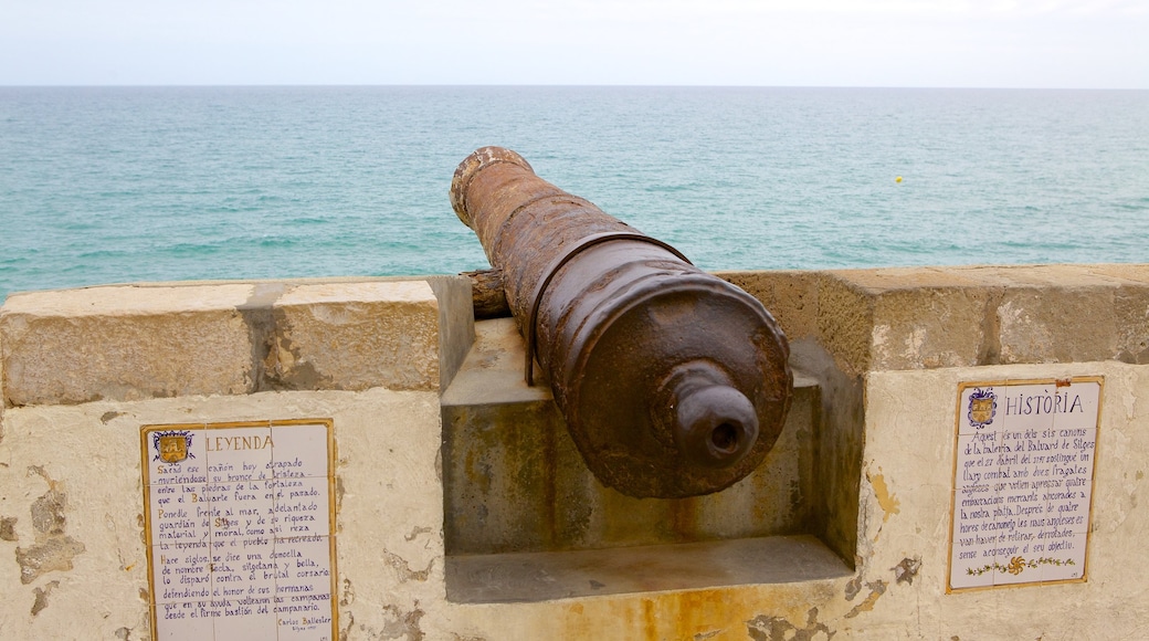 Sitges ofreciendo vistas generales de la costa y artículos militares