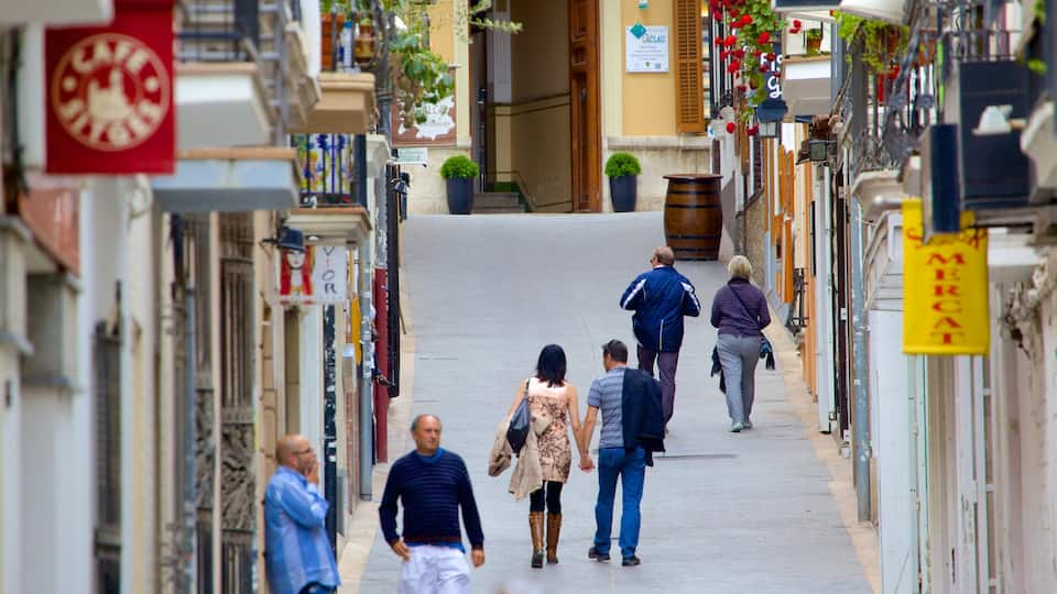 Sitges mostrando escenas cotidianas y también una pareja