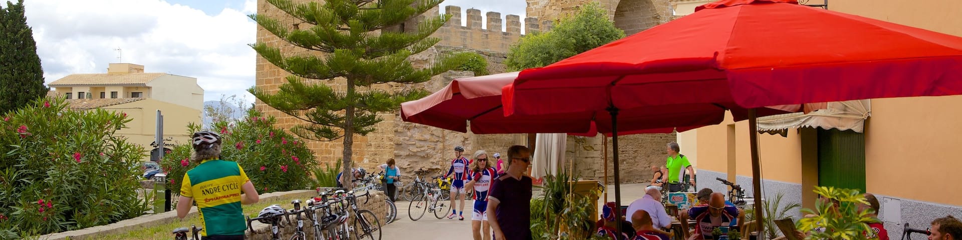 Alcudia which includes cafe scenes, heritage architecture and outdoor eating