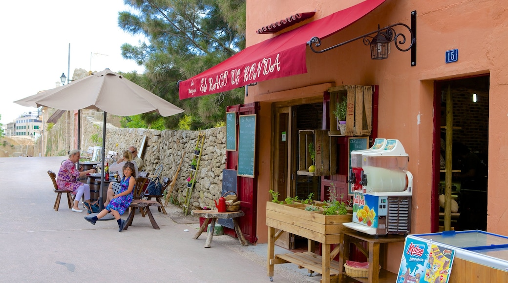 Alcúdia ofreciendo escenas urbanas, una pequeña ciudad o pueblo y comer al aire libre