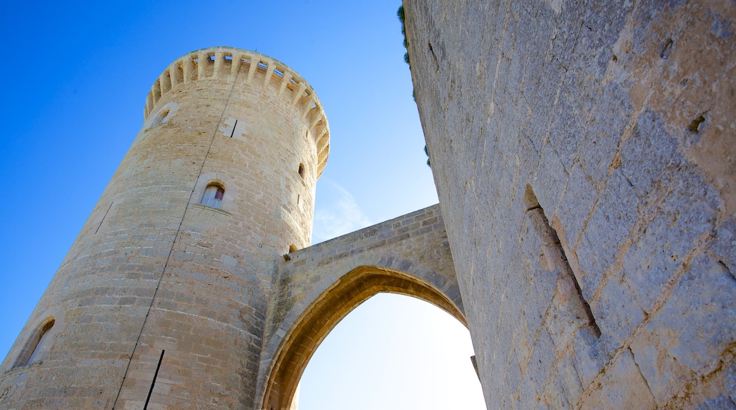 Castillo de Bellver que incluye patrimonio de arquitectura y castillo o palacio