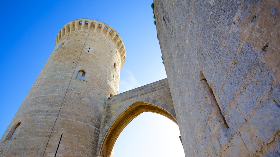 Castillo de Bellver presenterar historisk arkitektur och chateau eller palats