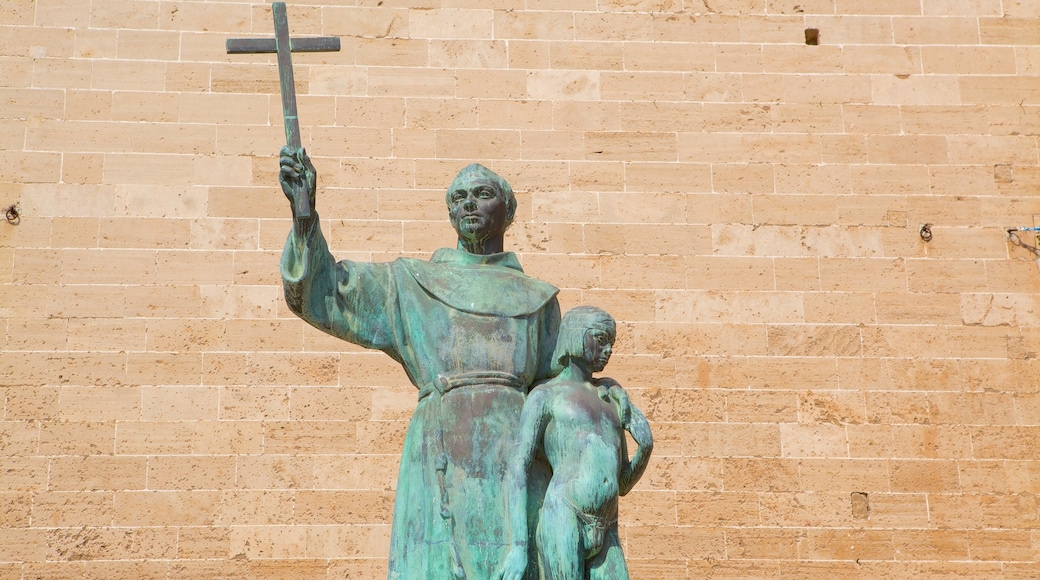 Basiliek van St. Franciscus bevat een standbeeld of beeldhouwwerk en religieuze elementen