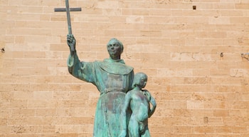 Convento de San Francisco presenterar en staty eller skulptur och religiösa element