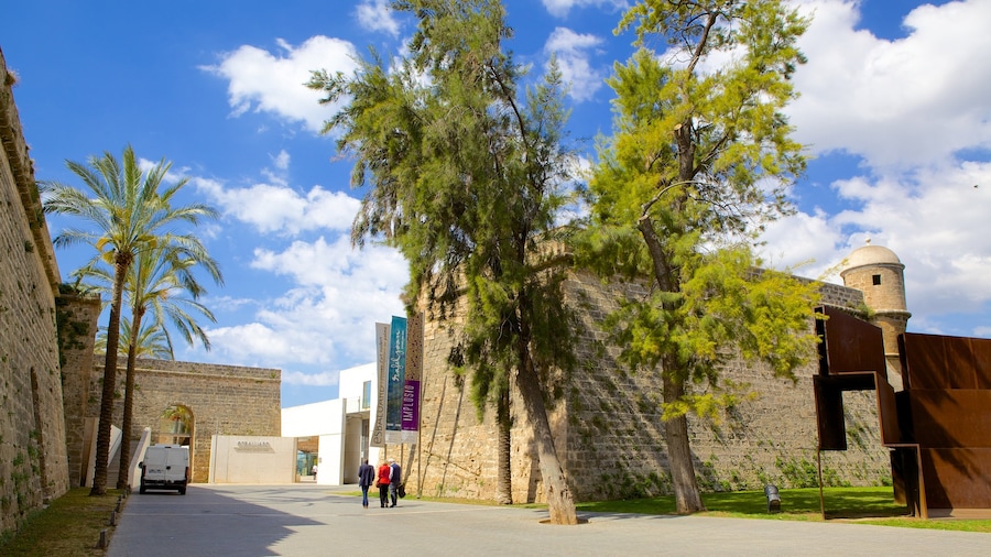Es Baluard montrant patrimoine architectural et scènes de rue