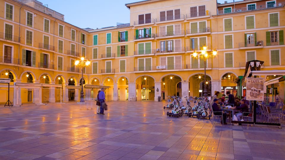 Plaza Mayor de Palma mostrando patrimonio de arquitectura, estilo de vida de café y un parque o plaza