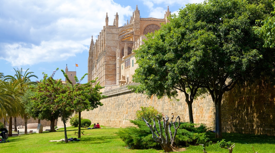 Parc de La Mar which includes heritage architecture and a garden